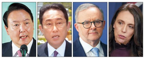 오는 29·30일(현지 시간) 스페인 마드리드에서 열리는 북대서양조약기구 정상회의에서 한국, 일본, 호주, 뉴질랜드 등 아태(亞太)지역 4개국 정상의 공식회담이 추진되고 있다고 일본 요미유리신문이 20일 보도했다. 윤석열 한국 대통령, 기시다 후미오 일본 총리, 앤서니 알버니즈 호주 대통령, 저신다 아던 뉴질랜드 총리(왼쪽부터). [AP·AFP·연합]