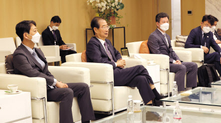 한덕수 국무총리와 최태원 대한상공회의소 회장(SK그룹 회장)이 프랑스 파리에 도착해 2030 부산세계박람회 유치지원을 위한 활동에 본격 나섰다. 사진은 한 총리가 19일 프랑스로 출국하기 직전 인천국제공항 제2터미널 귀빈실에서 필립 르포르 주한 프랑스대사와 면담하는 모습. [연합]
