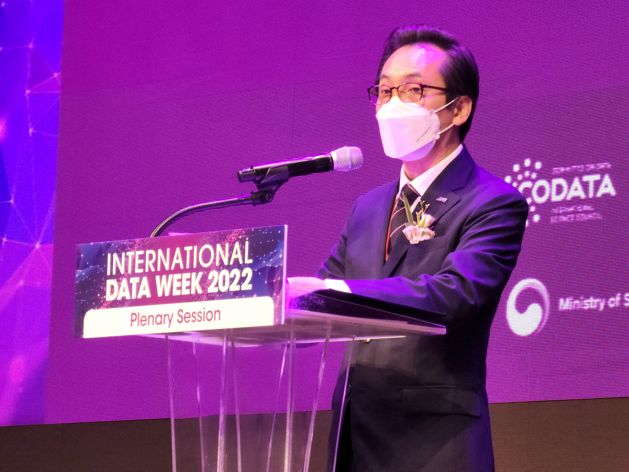 김재수 KISTI 원장이 20일 열린 IDW 2022 오프닝 본회의 세션에서 개회사를 전하고 있다.[KISTI 제공]