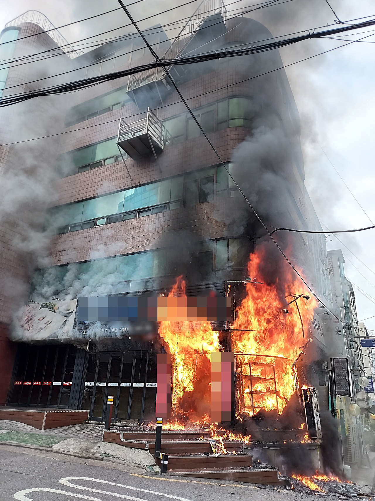 20일 오전 서울 관악구 신림동의 한 5층짜리 건물 1층 고깃집에서 불이 나 건물로 화재가 번지고 있는 모습. [관악소방서 제공]