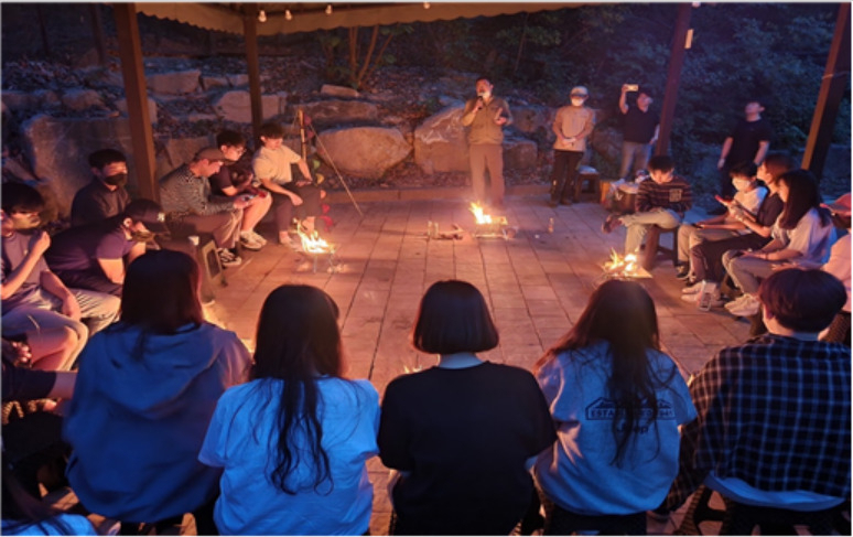국립공원 야영학교 참가자들이 모닥불 관리법 강의를 듣고 있다. [국립공원공단 제공]