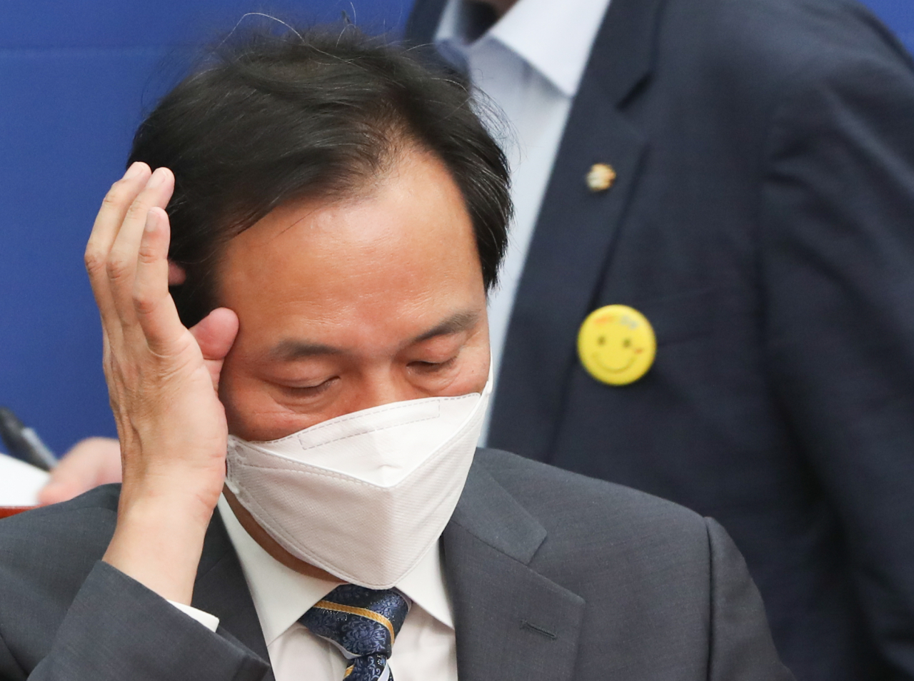 우상호 더불어민주당 비상대책위원장이 20일 오전 국회에서 열린 비상대책위원회의에서 발언 전 메모장을 살펴보고 있다. 연합뉴스