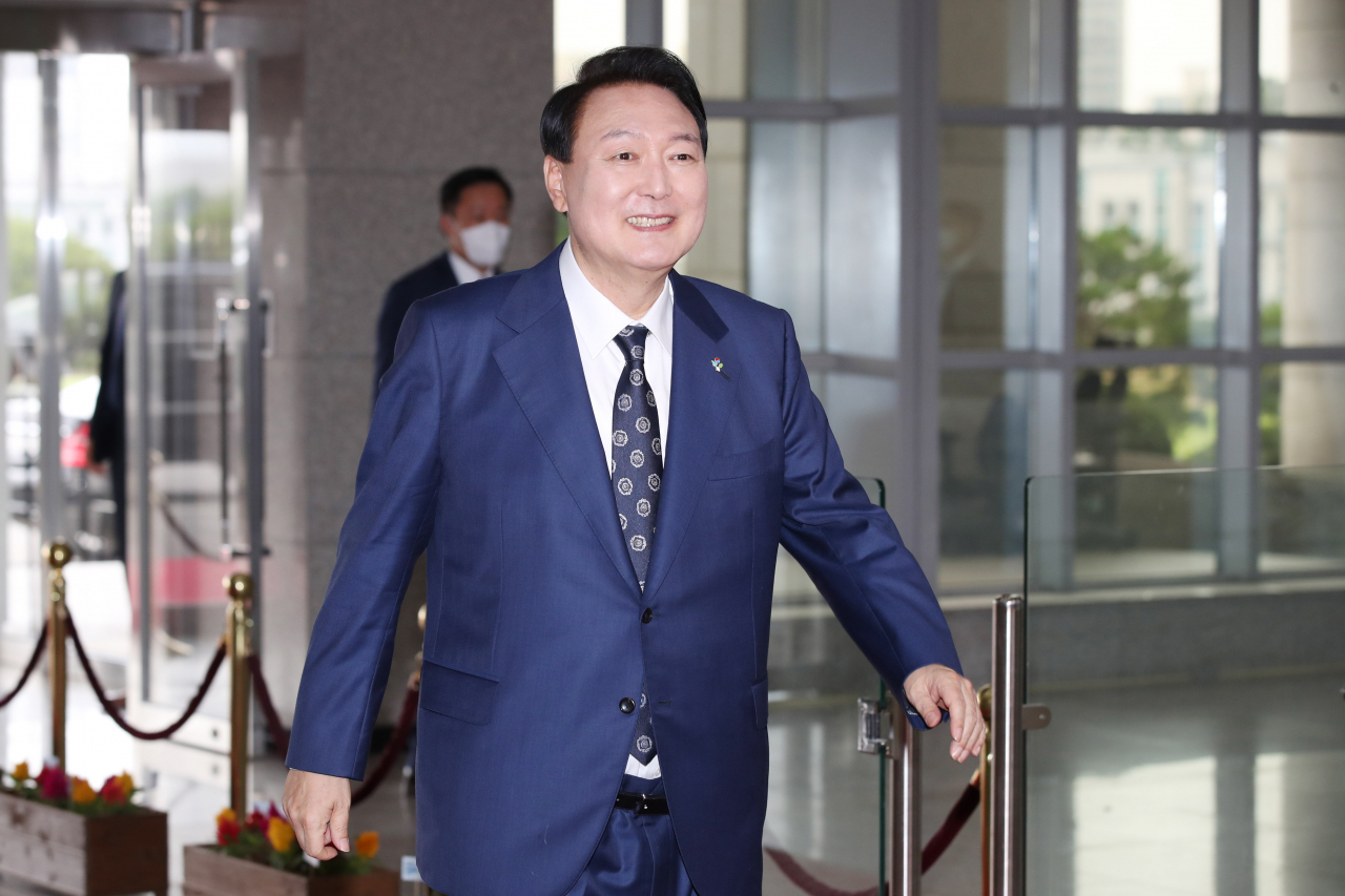 윤석열 대통령이 20일 오전 서울 용산 대통령실 청사 중앙 현관을 통해 출근하고 있다. [연합]
