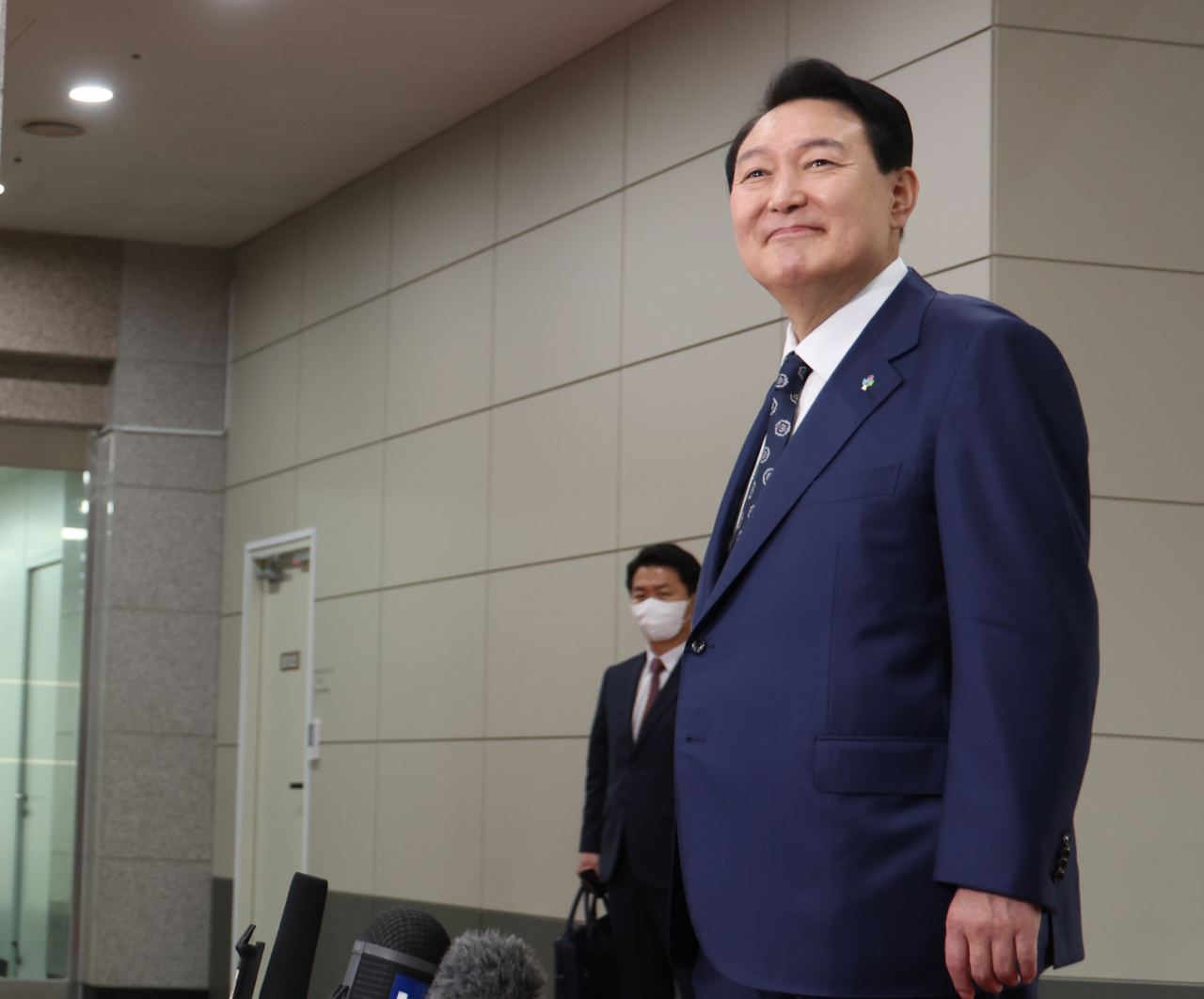 윤석열 대통령이 20일 오전 서울 용산 대통령실 청사로 출근하며 기자들의 질문에 답하고 있다. [연합]