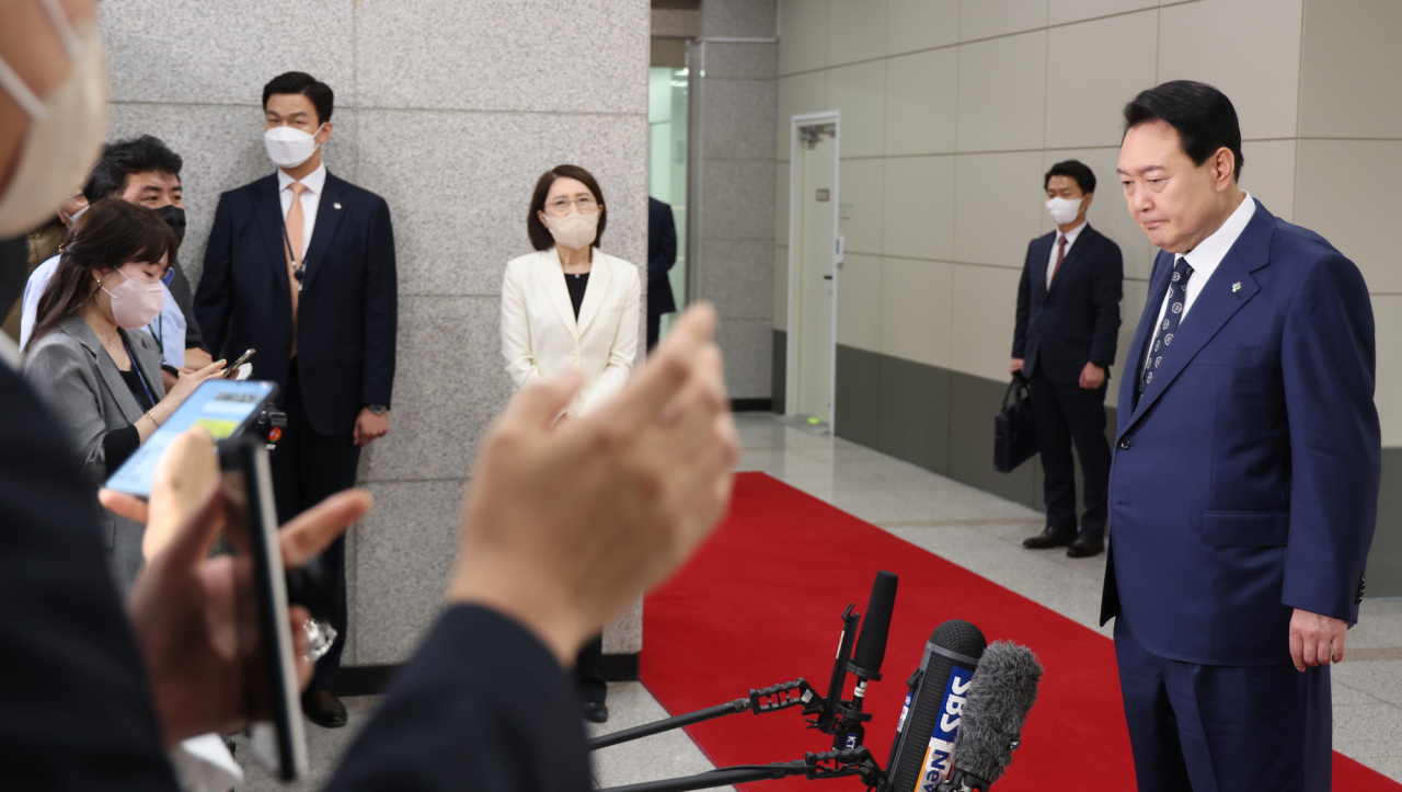 윤석열 대통령이 20일 오전 서울 용산 대통령실 청사로 출근하며 기자들의 질문에 답하고 있다. [연합]