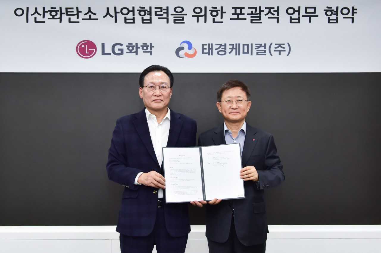 LG Chem's petrochemicals business chief Noh Kook-rae(right) and Taekyung Chemical CEO Park Ki-hwan pose after signing a meomrandum of understanding in Seoul on Monday. (LG Chem)