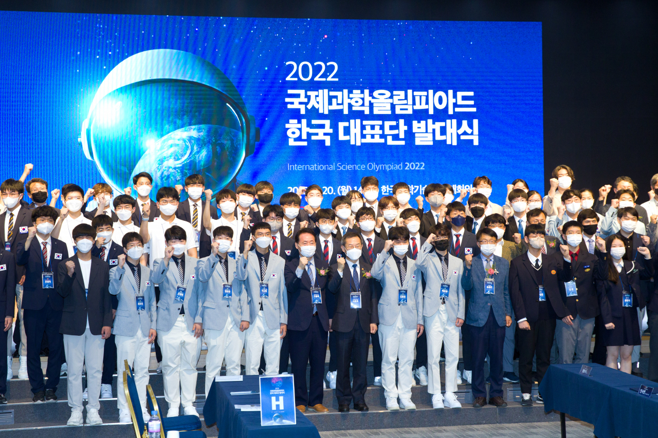 이종호 과학기술정보통신부 장관이 20일 오후 서울 강남구 한국과학기술회관에서 열린'2022 국제과학올림피아드 한국대표단 발대식'에서 조율래 한국과학창의재단 이사장 및 대표단 학생들과 기념촬영 하고 있다.[과기정통부 제공]