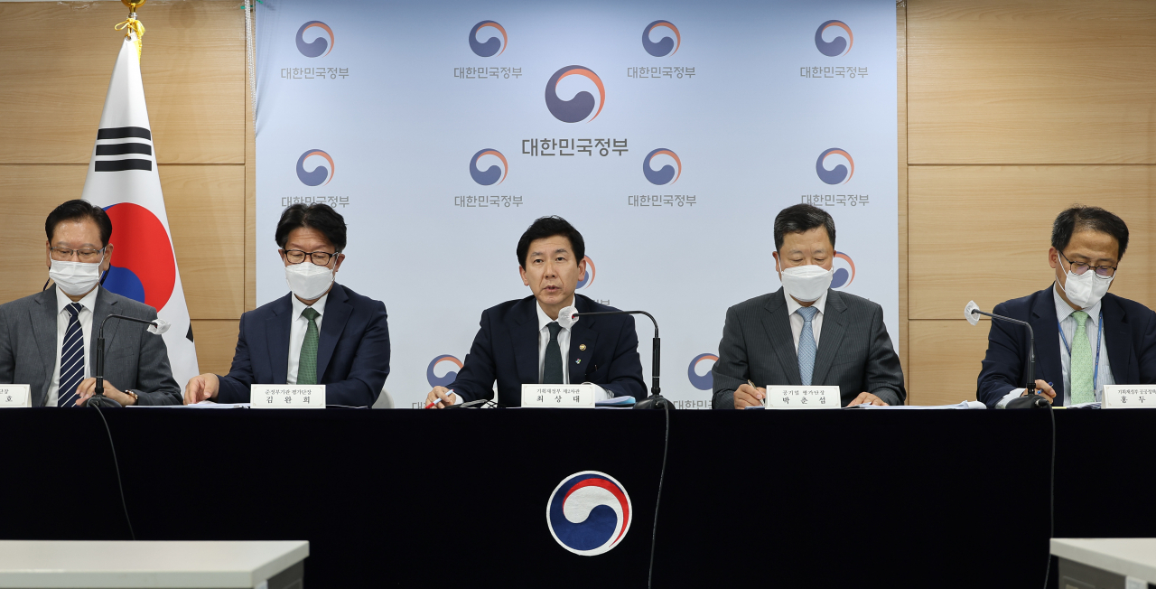 최상대 기재부 2차관이 20일 오후 정부서울청사 브리핑실에서 2021년도 공공기관 경영평가 주요 결과를 발표하고 있다. 왼쪽부터 배근호 감사 평가단장, 김완희 준정부기관 평가단장, 최상대 2차관, 박춘섭 공기업 평가단장, 홍두선 기재부 공공정책국장. 연합뉴스