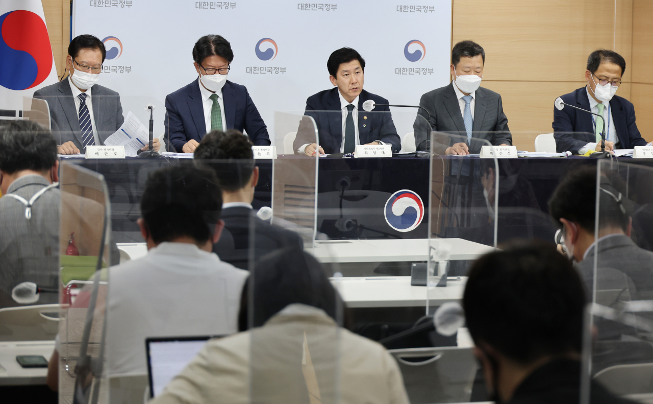 최상대 기재부 2차관이 20일 오후 정부서울청사 브리핑실에서 2021년도 공공기관 경영평가 주요 결과를 발표하고 있다. 왼쪽부터 배근호 감사 평가단장, 김완희 준정부기관 평가단장, 최상대 2차관, 박춘섭 공기업 평가단장, 홍두선 기재부 공공정책국장. 연합뉴스