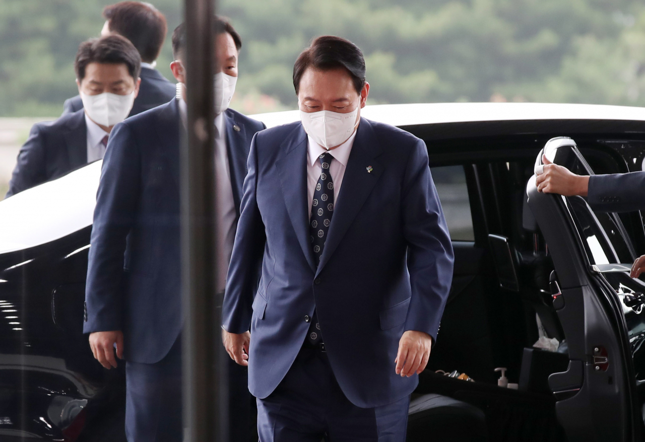윤석열 대통령이 20일 오전 서울 용산 대통령실 청사 중앙 현관을 통해 출근하고 있다. [연합]