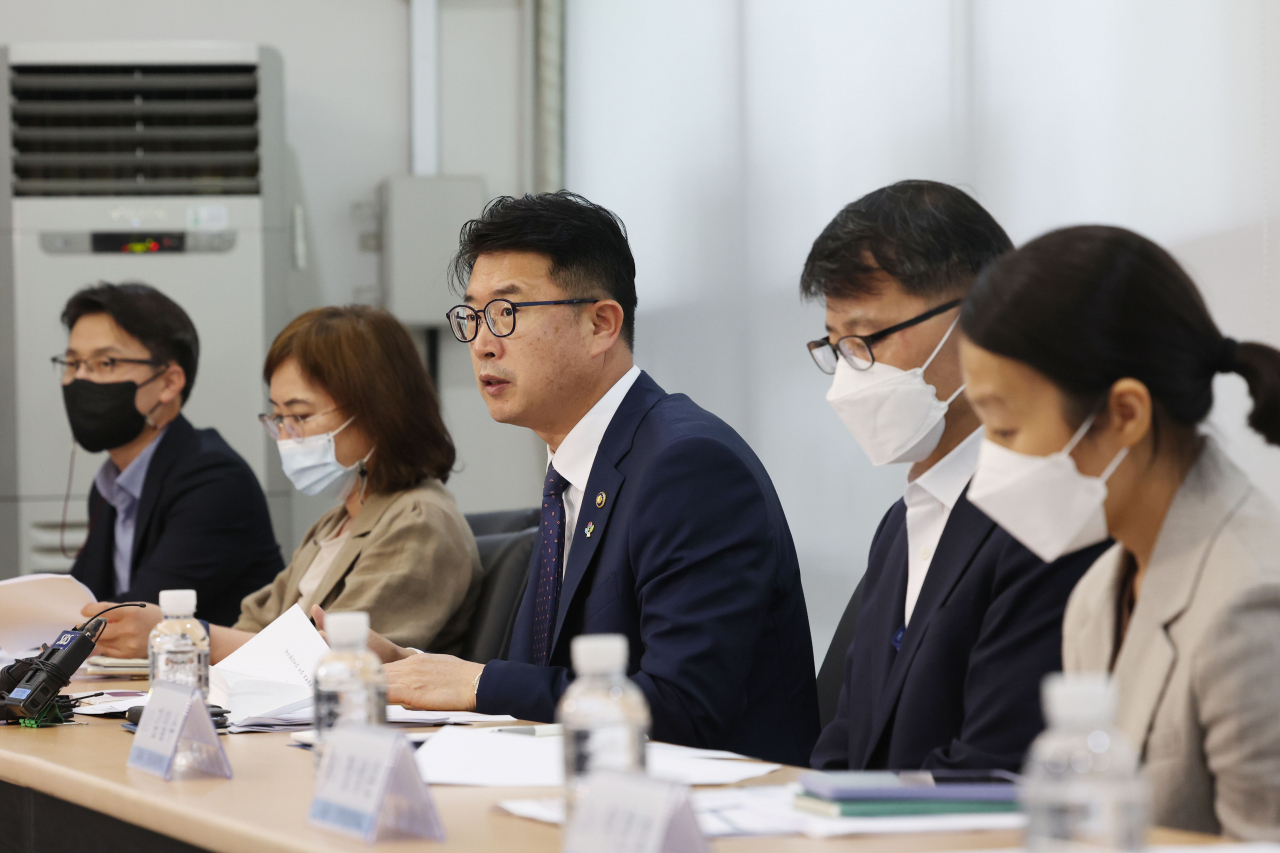 20일 관악구 서울대학교 반도체공동연구소에서 열린 차세대반도체 등 신기술 인재양성 관련 간담회에서 장상윤 교육부 차관이 발언을 하고 있다. [연합]