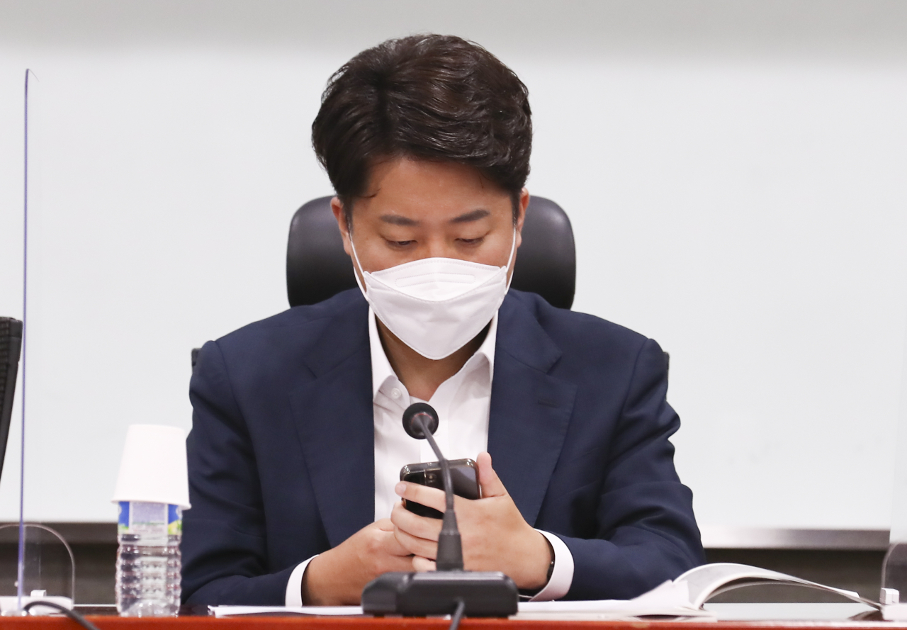 이준석 국민의힘 대표가 20일 국회의원회관에서 열린 '호국보훈의 달 기념 국회보훈학술세미나' 도중 휴대전화를 보고 있다. [연합]