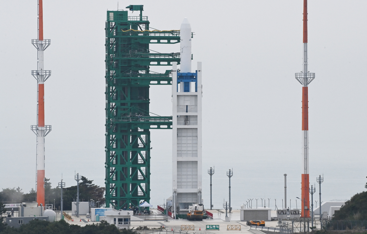20일 한국형 발사체 누리호(KSLV-Ⅱ) 2차 발사 예정일을 하루 앞둔 가운데, 전남 고흥군 나로우주센터 발사대에 누리호가 기립 및 고정작업이 완료돼 있다. [연합]