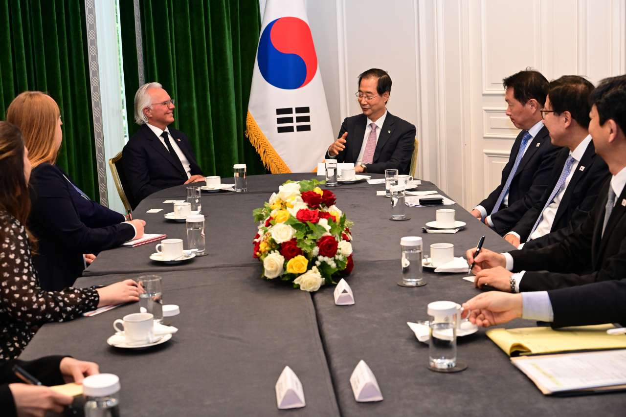 한덕수(가운데 오른쪽) 국무총리가 20일(현지시간) 파리 인터콘티넨탈 호텔에서 로버트 클라크 2027년 미국 미네소타 박람회 유치위원장과 만나 2030 부산세계박람회 유치지원을 요청하고 있다. [국무총리실 제공]