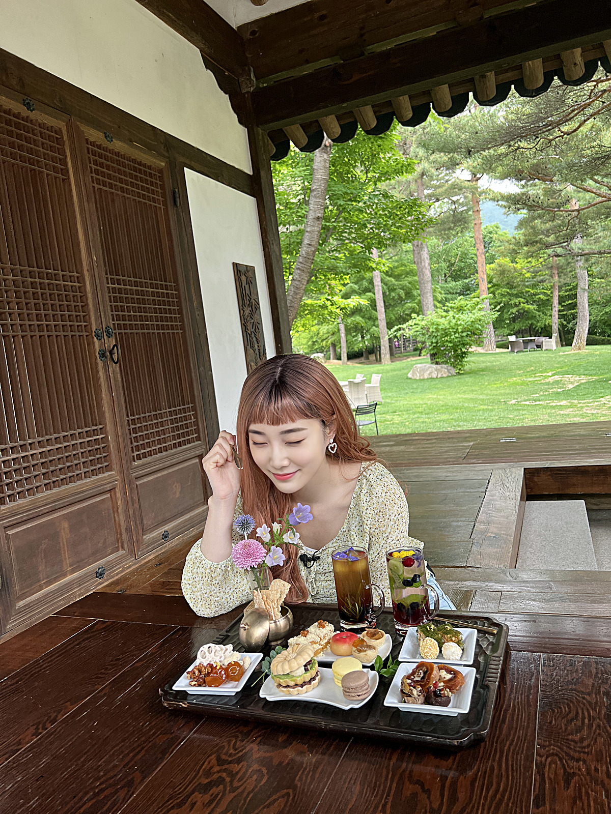 하이원 한옥 카페 운암정에서 다과를 즐기는 모습의 루이,