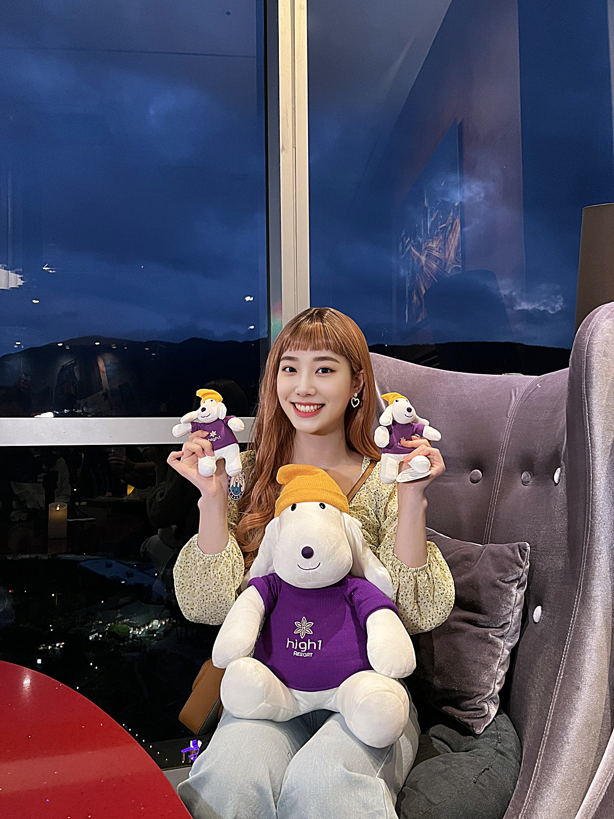 루이가 하이원리조트 라비스타에서 캐릭터 하이하우와 함께 사진 촬영을 하고 있다.
