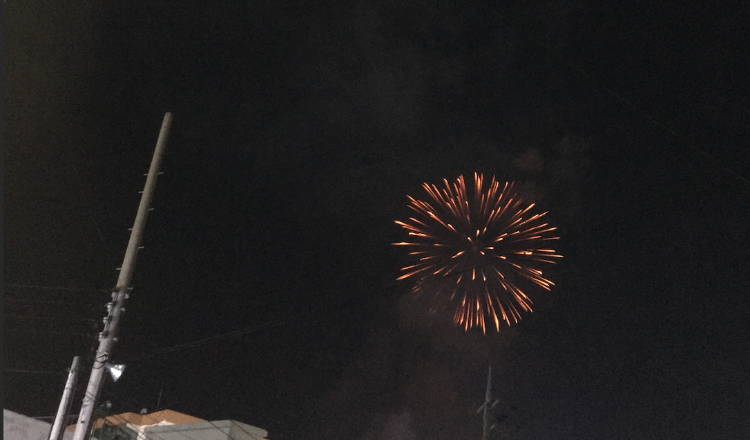 속초오징어축제서 쏘아올린 폭죽[독자제공]