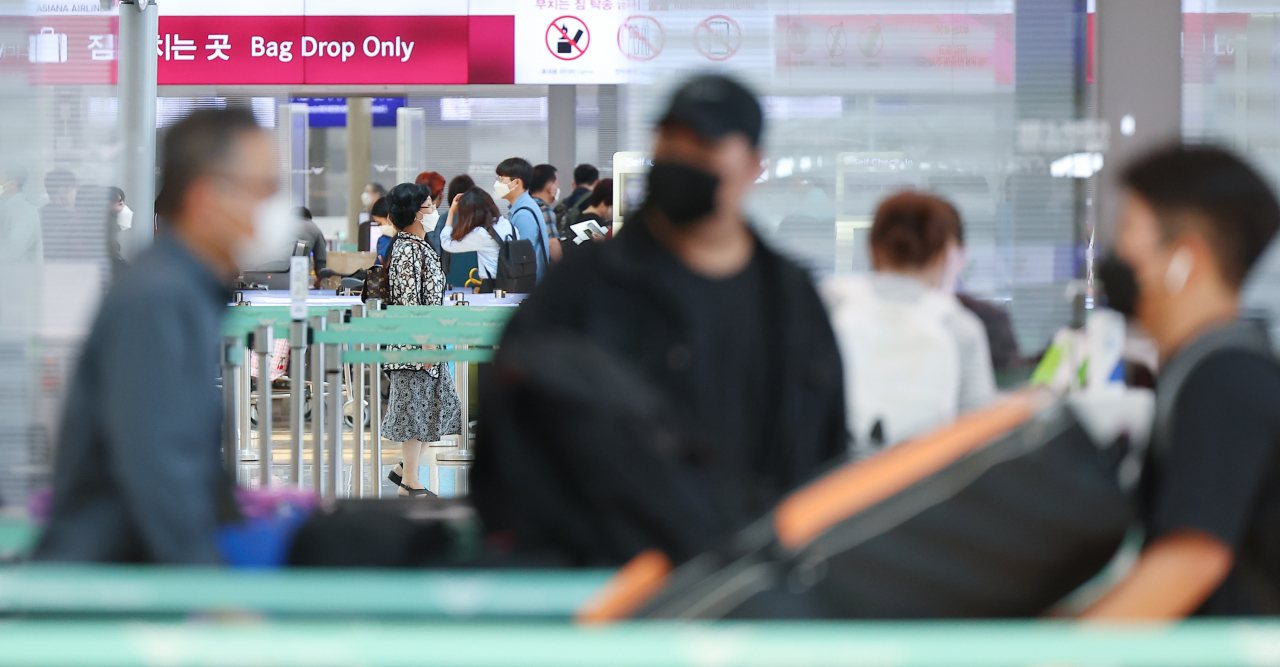 지난 8일 인천국제공항 제1여객터미널 출국장 탑승수속 카운터가 붐비는 모습. [연합]