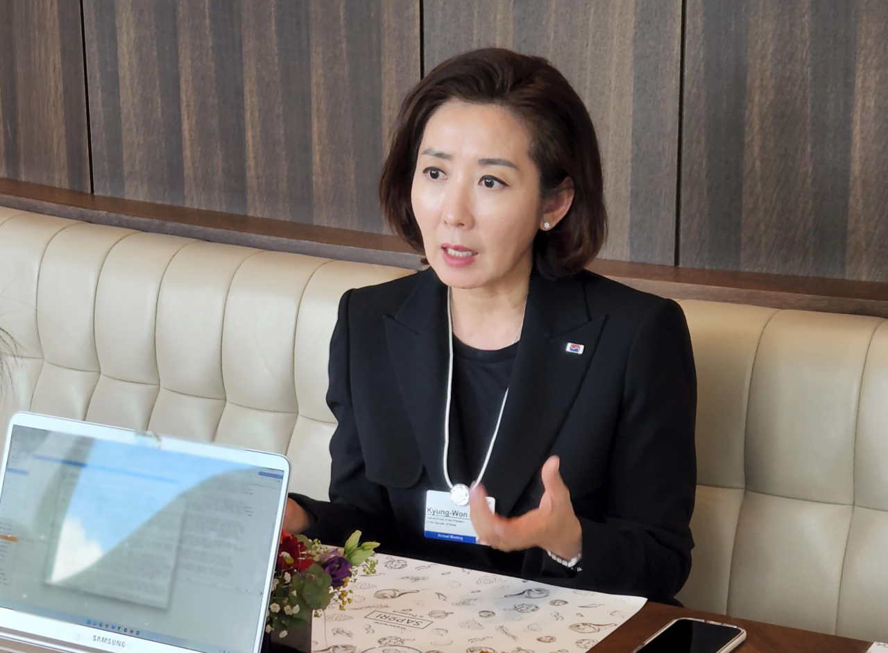 25일(현지시간) 세계경제포럼(WEF) 연차총회 다보스포럼에 참석 중인 나경원 다보스 대통령 특사단장이 행사장에서 인터뷰를 하고 있다. [연합]