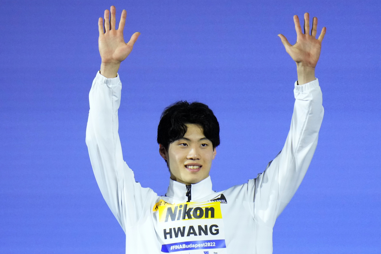 황선우가 21일 세계수영선수권 경영 200m에서 은메달을 획득한 후 시상대에서 환하게 웃고 있다. [AP]