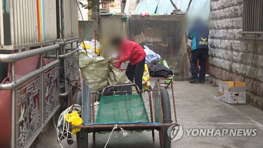 폐지 줍는 노인. [연합]