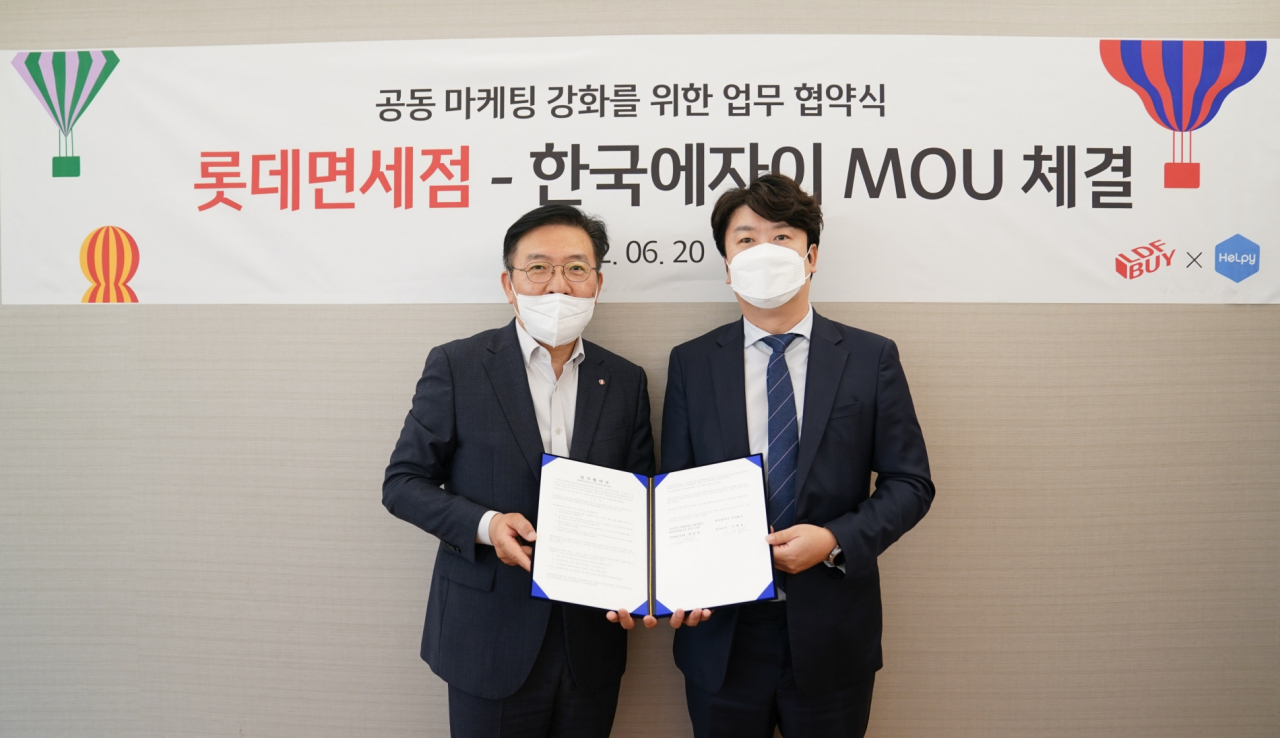 지난 20일 서울 중구 롯데면세점에서 롯데면세점과 한국에자이가 공동 마케팅을 진행하기 위한 양해각서(MOU)를 체결했다. 사진은 박창영 롯데면세점 글로벌본부장(사진 좌측)과 이대로 한국에자이 전무이사가 업무협약식에서 기념사진을 촬영하고 있는 모습. [롯데면세점 제공]