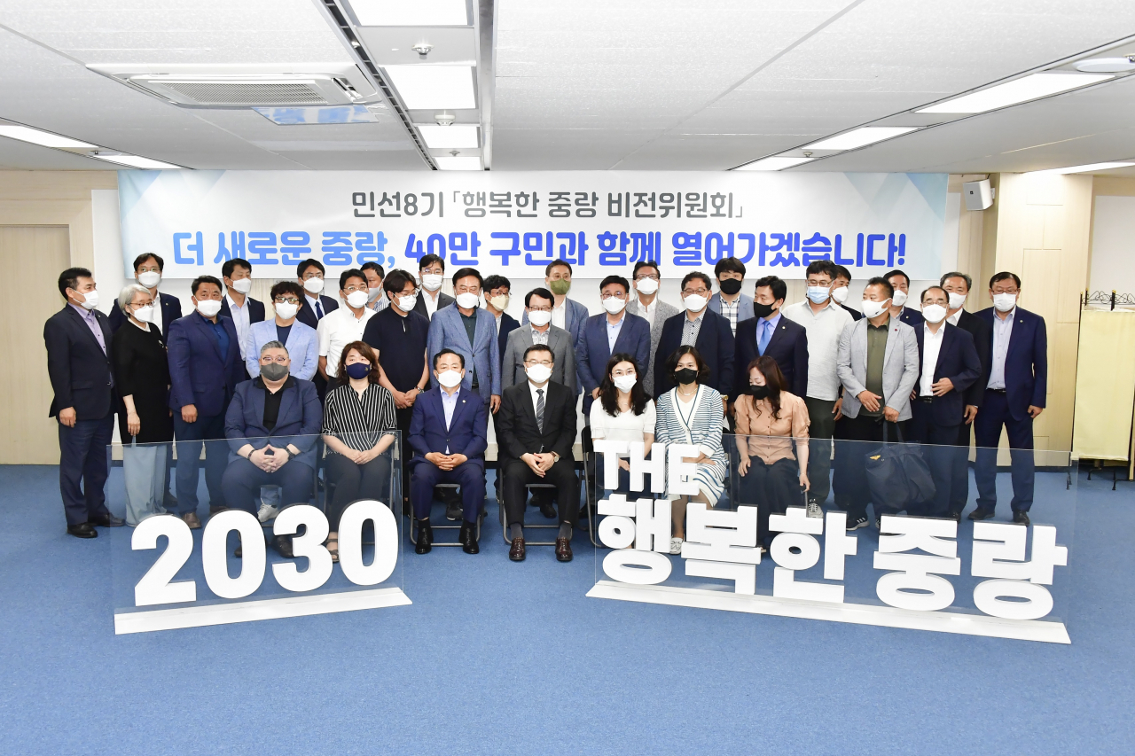 류경기(앞줄 가운데) 서울 중랑구청장은 20일 행복한 중랑 비전위원회 출범식 뒤 분야별 전문가와 기념촬영을 하고 있다. [중랑구 제공]