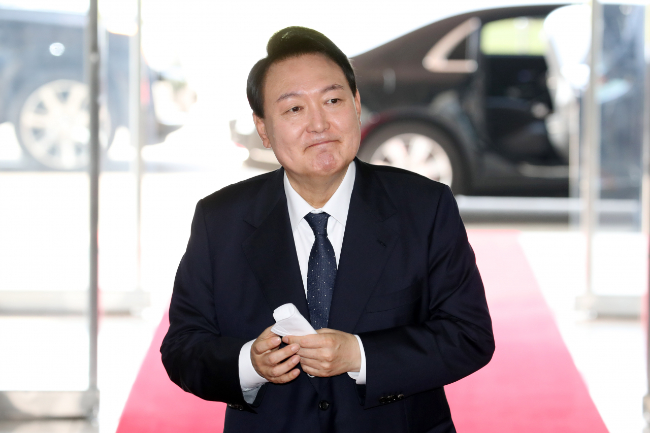 윤석열 대통령이 21일 서울 용산 대통령실 청사로 출근하며 기자들과 질의응답을 하고 있다. [연합]