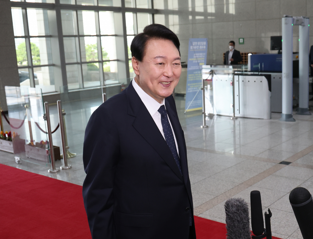 윤석열 대통령이 21일 서울 용산 대통령실 청사로 출근하며 기자들과 질의응답을 하고 있다. [연합]