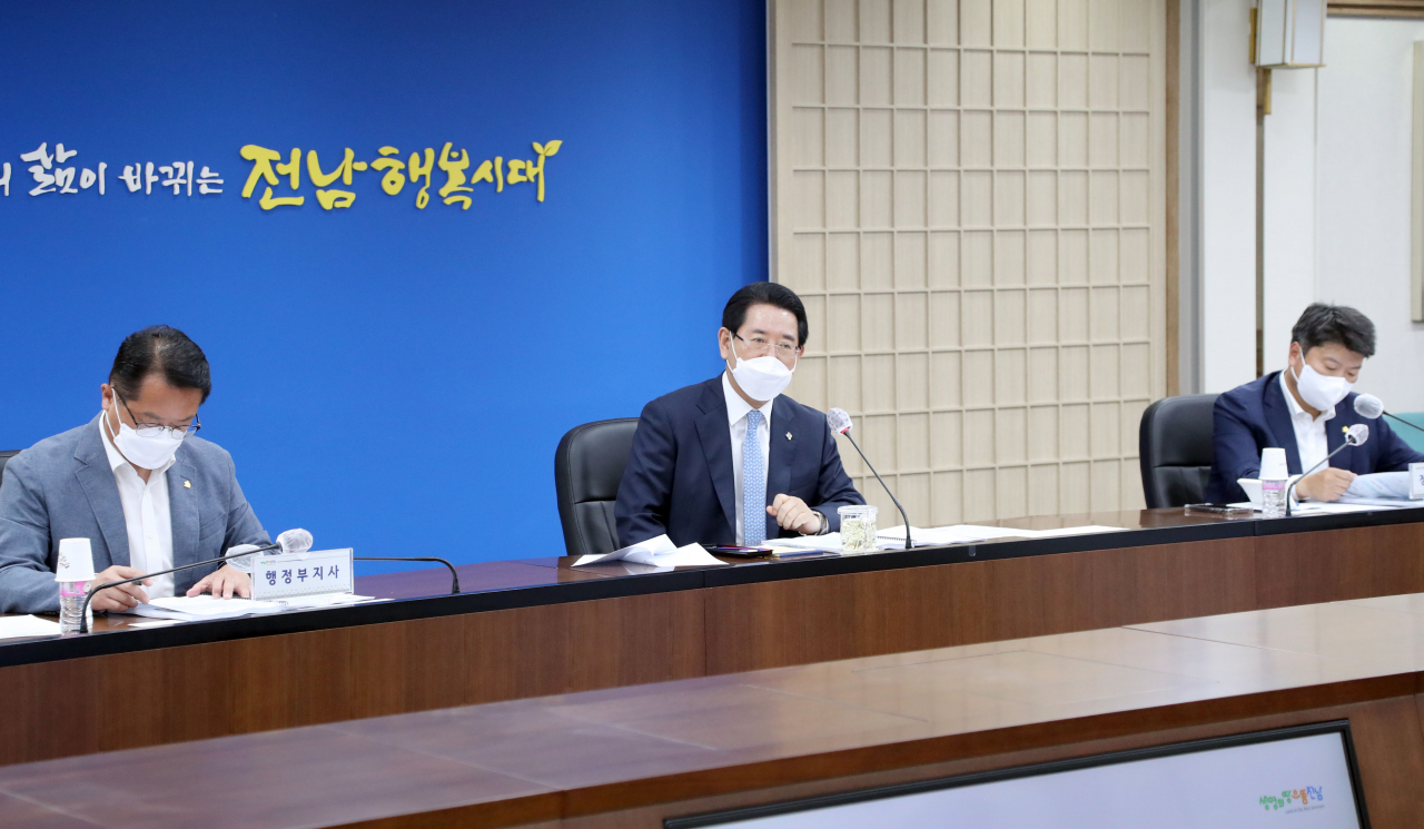 회의를 주재하고 있는 김영록전남지사