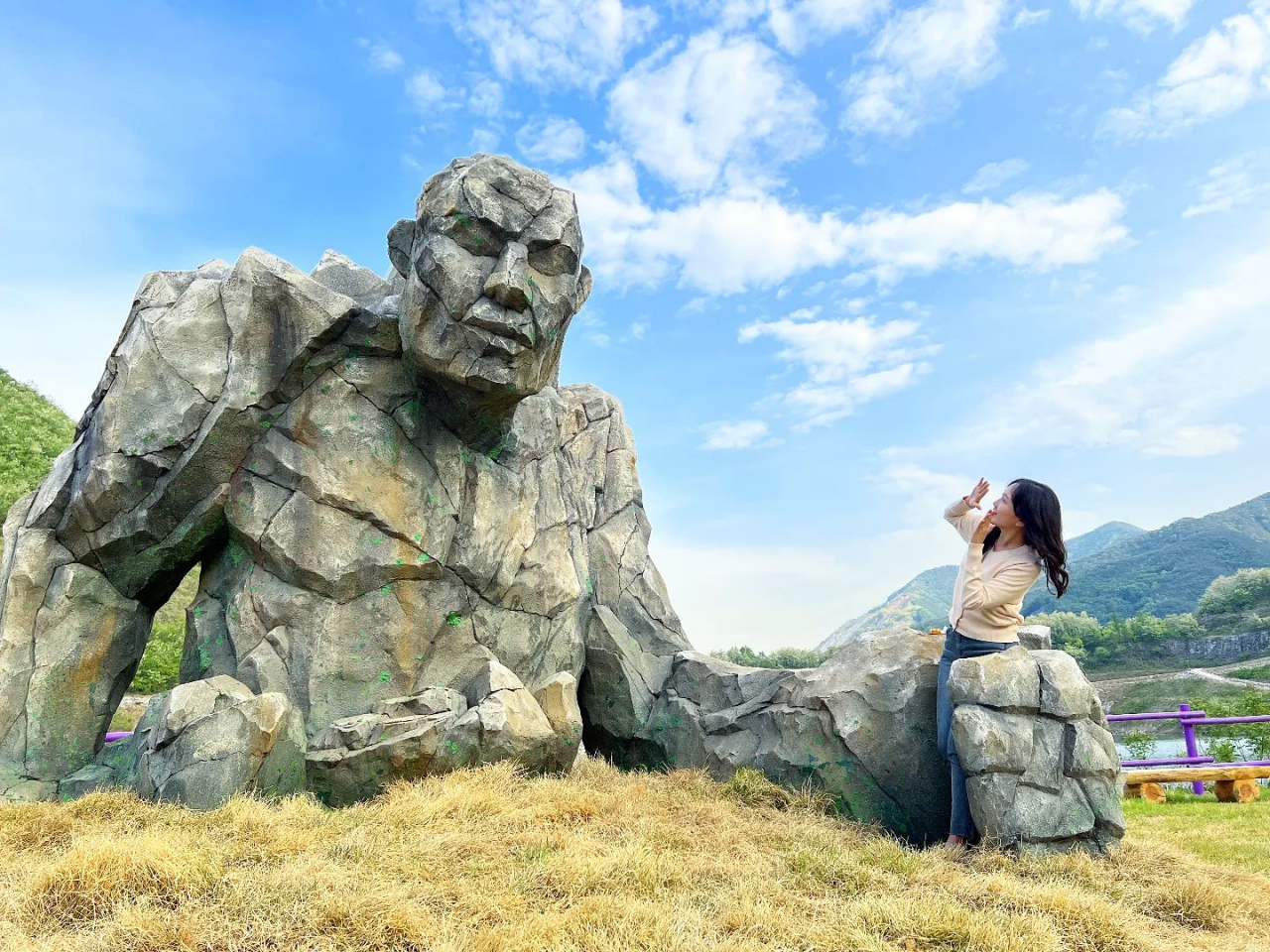 생활문화관광 인프라 개선은 여행자와 주민 모두를 위한 것이다. 주민의 지역내 소비가 적으니 인구가 감소해도 큰 타격 없다는 잘못된 생각으로 인프라 개선을 등한시 할 경우 더 깊은 수렁에 빠질 수 있다는 것이다. 요즘 각 기초단체 마다 매력포인트 하나라도 더 늘리려고 노력하는 가운데, 옛 시멘트 석회광산을 테마파크로 바꾼 강원도 동해시 무릉 별유천지 석회석조형물.