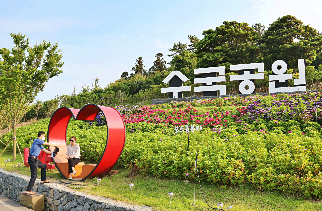 주민의 지역내 소비가 낮은 지역, 신안도 인구감소와 관광객유치를 모두 도모하려는 노력을 끊임없이 경주하고 있다.