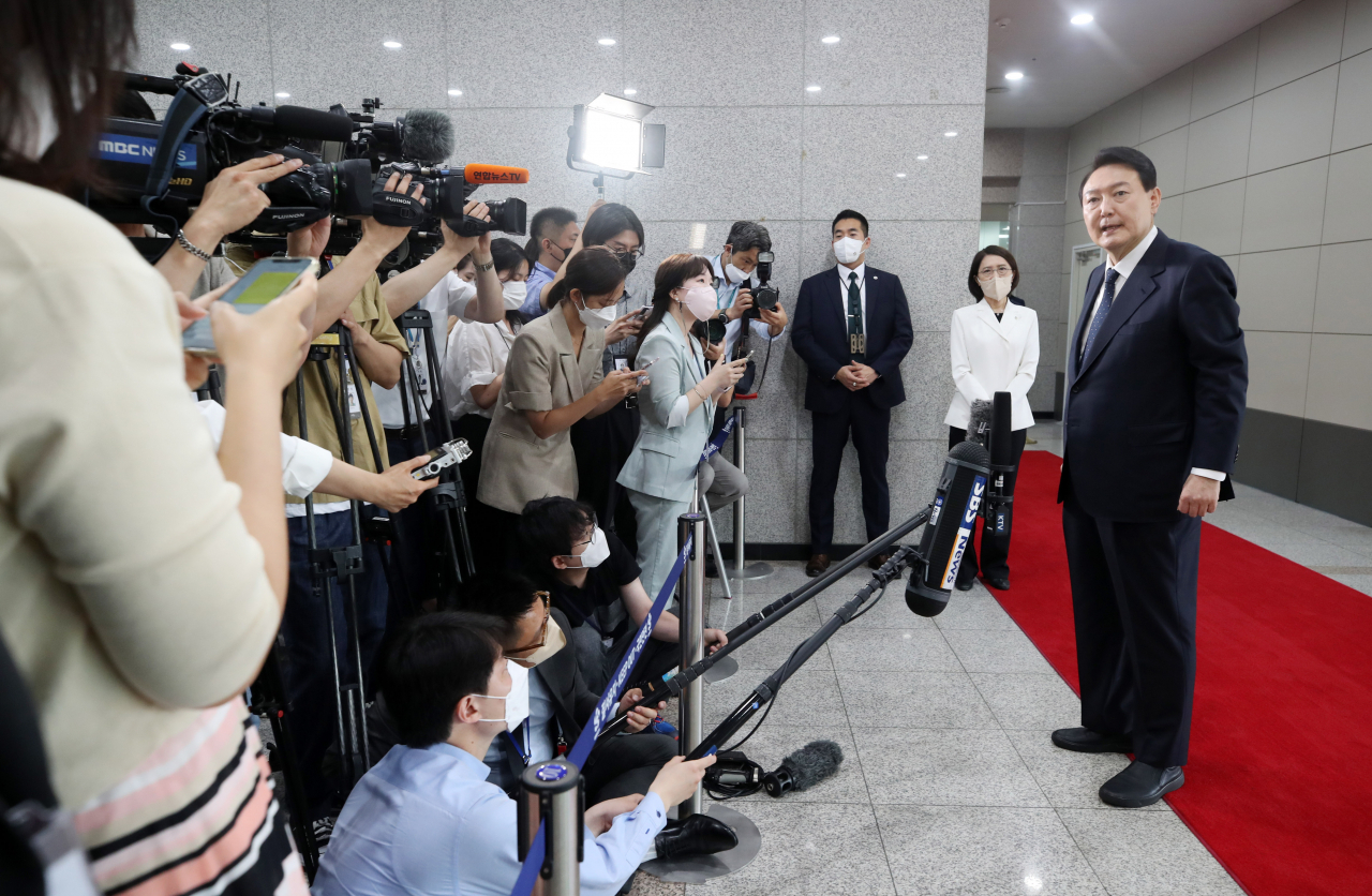 윤석열 대통령이 21일 서울 용산 대통령실 청사로 출근하며 기자들과 질의응답을 하고 있다. [연합]