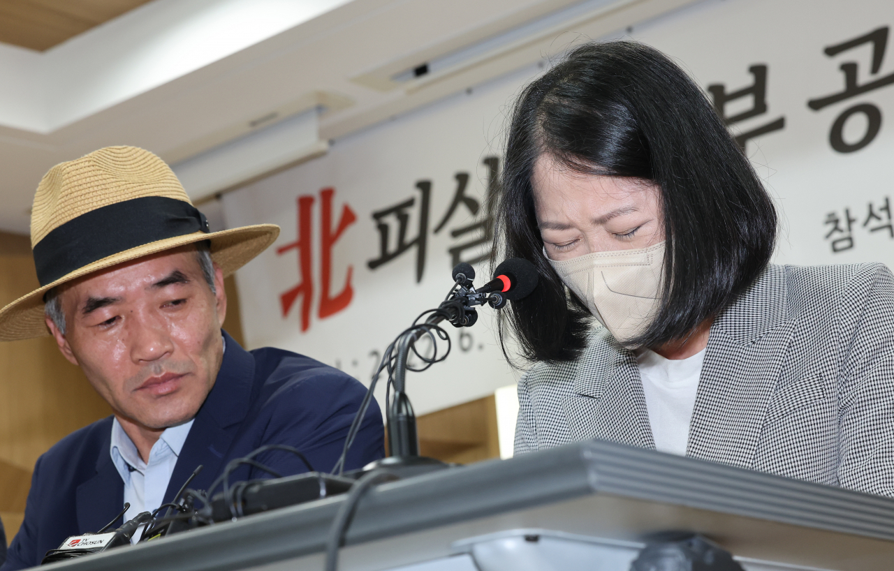 2020년 9월 북한군이 피살한 해수부 서해어업지도관리단 소속 어업지도원의 배우자가 17일 서울 서초구 서울지방변호사회 변호사회관에서 전날 대통령실과 해양경찰이 발표한 이른바 ‘서해 공무원 피살 사건’ 관련 기자회견에서 사망한 공무원의 아들이 윤석열 대통령에게 쓴 편지를 대독하던 중 눈물을 흘리고 있다. 왼쪽은 사망한 공무원의 형 이래진 씨. [연합]