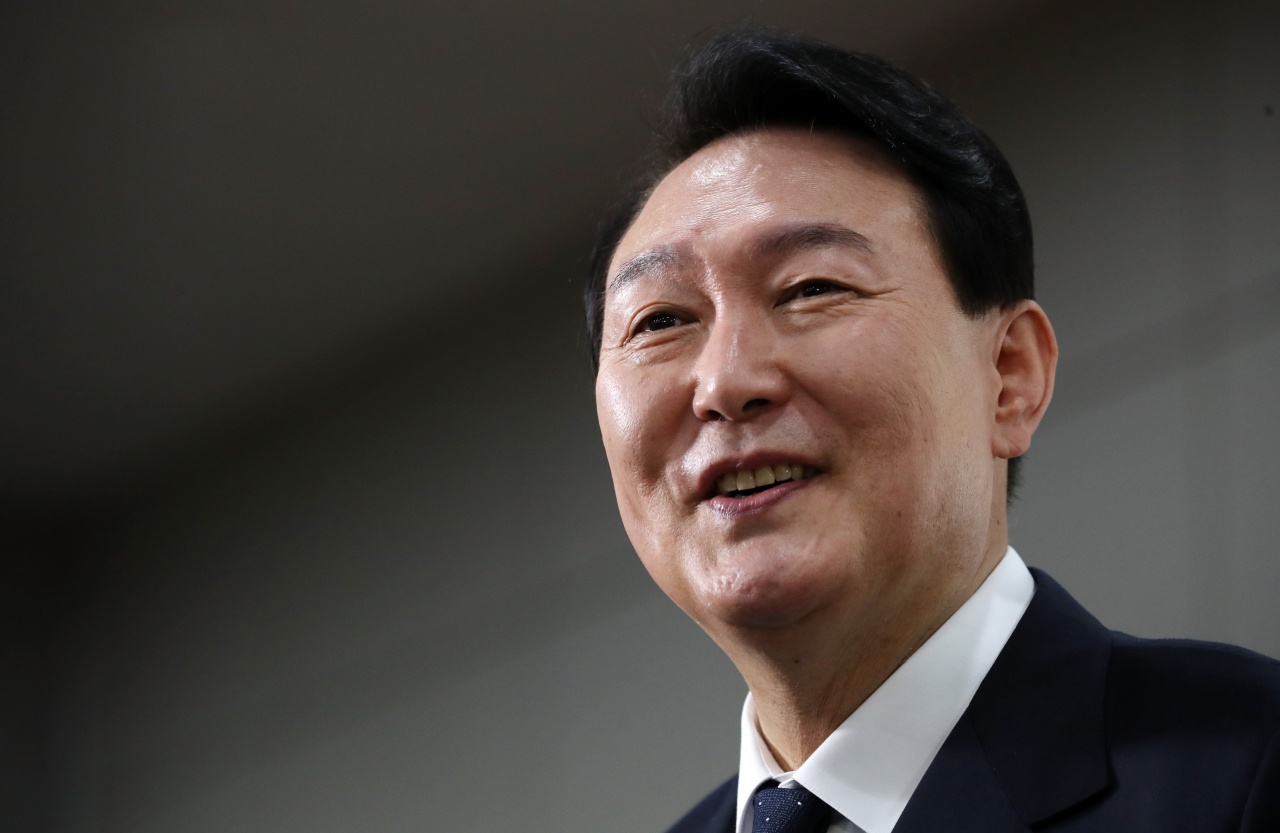 윤석열 대통령이 21일 서울 용산 대통령실 청사로 출근하며 기자들과 질의응답을 하고 있다. [연합]