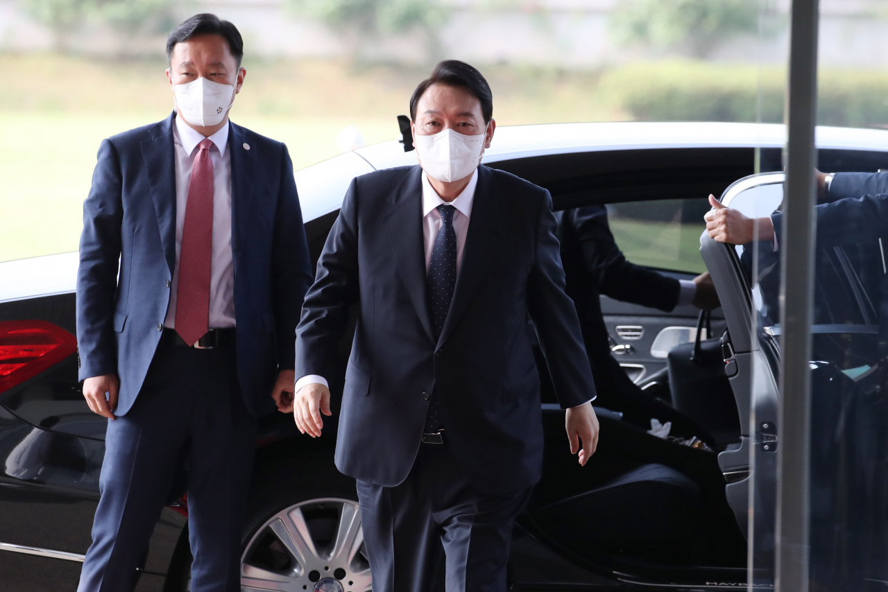 윤석열 대통령이 21일 서울 용산 대통령실 청사로 출근하고 있다. [연합]
