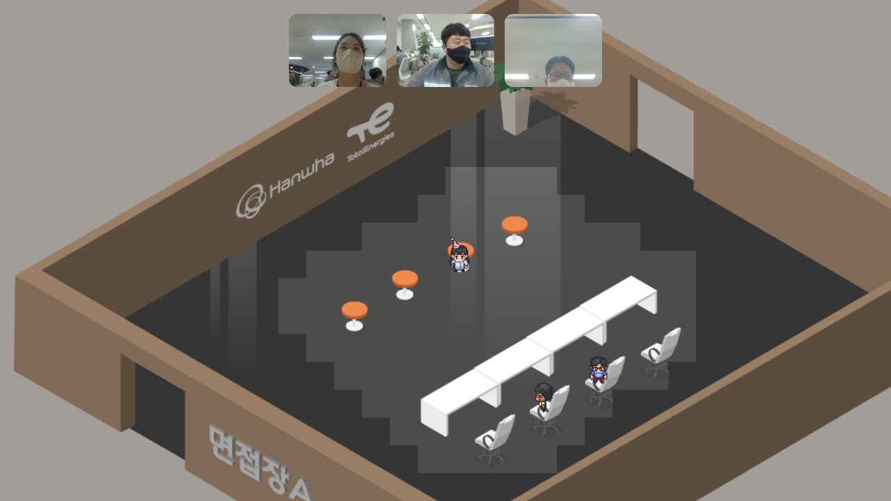 한화토탈에너지스의 가상 면접장에서 면접 진행을 시연하는 모습.