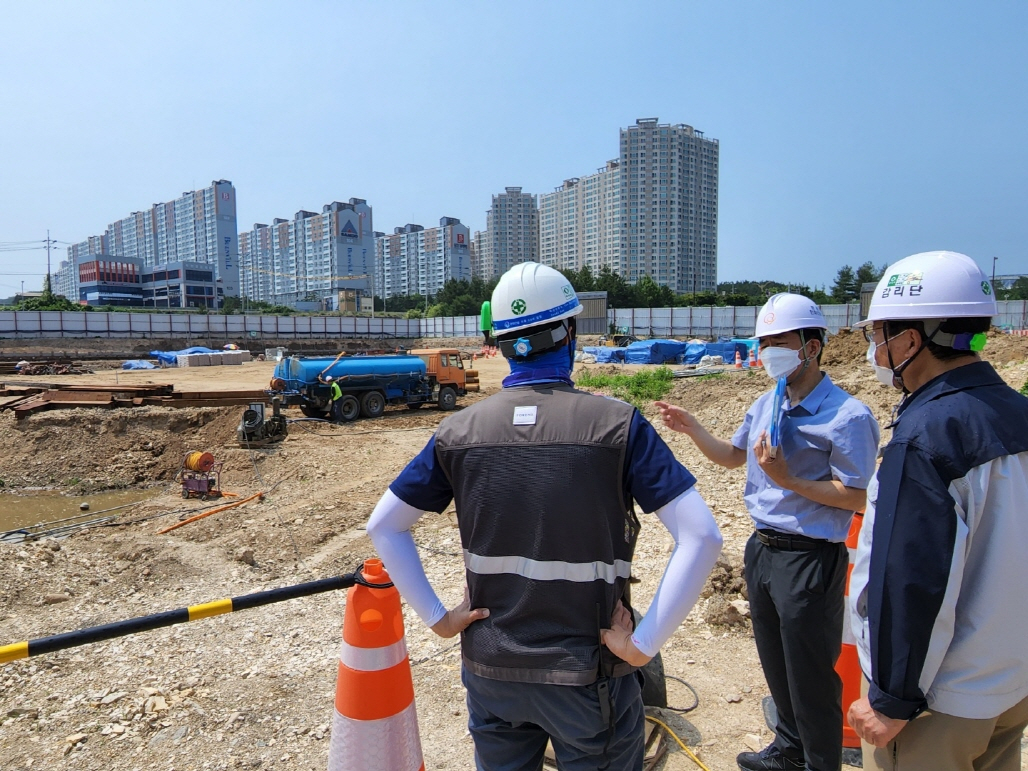 공동주택 건설현장 점검 모습.[포항시 제공]