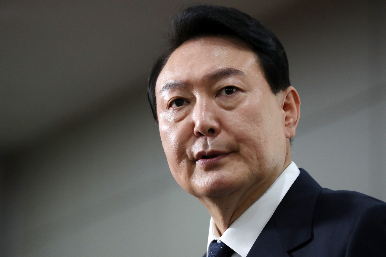 윤석열 대통령이 21일 서울 용산 대통령실 청사로 출근하며 기자들과 질의응답을 하고 있다. [연합]