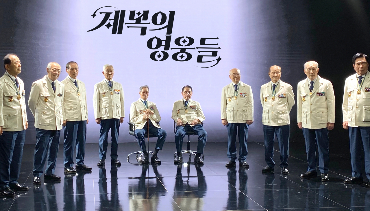 국가보훈처는 21일 6·25 참전유공자 인식 제고를 위한 ‘제복의 영웅들’ 사업을 통해 개발한 새로운 여름 단체복을 6·25 참전용사들이 직접 착용하고 21일과 22일 각각 프로야구와 프로축구 경기 현장에서 첫 선을 보일 예정이라고 밝혔다. [보훈처 제공]