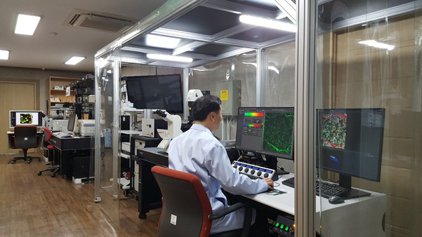 채원식 박사 연구팀이 시분해 형광 공초점 현미경을 활용해 연구를 진행하고 있는 모습.[KBSI 제공]