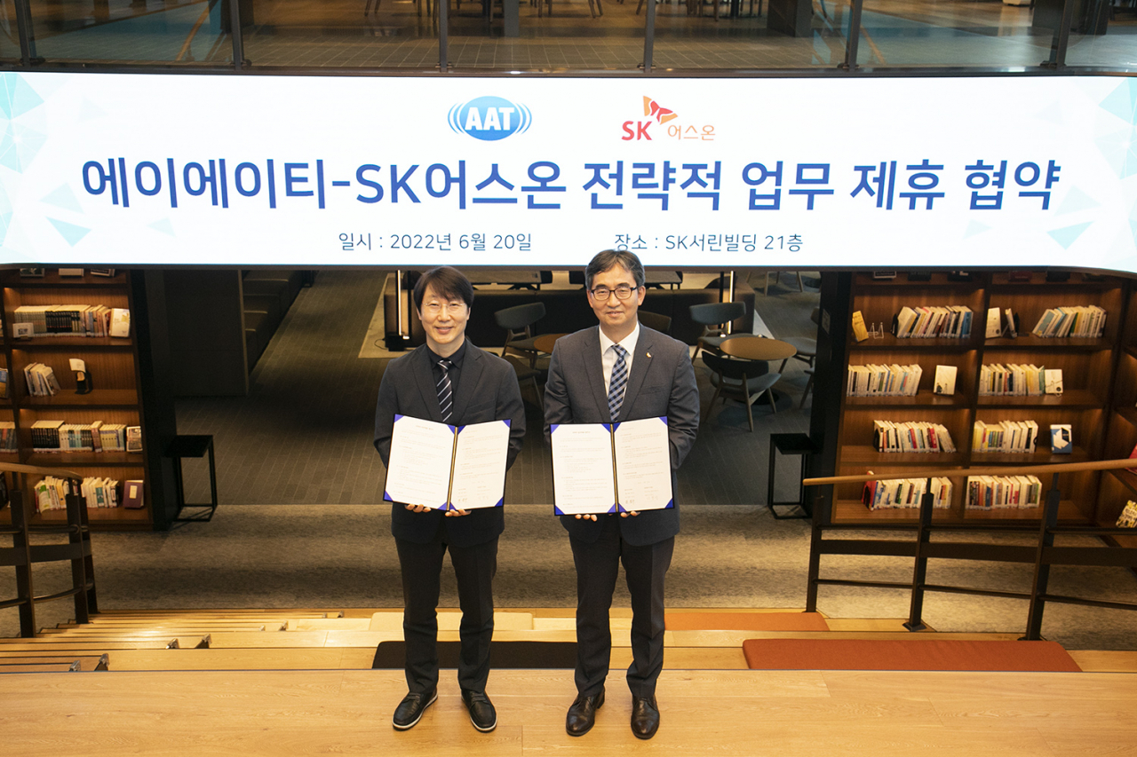 한영주(우측) SK어스온 테크센터장과 이창식 ㈜에이에이티 대표가 지난 20일 서울 종로구 소재 SK서린사옥에서 업무협약식 후 기념사진을 촬영하고 있다. [SK어스온 제공]