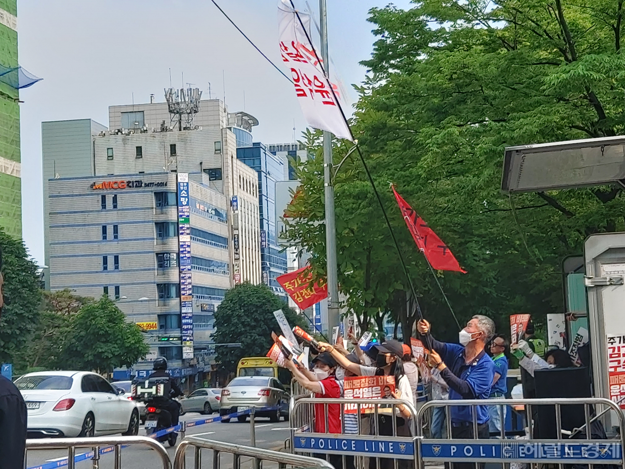 지난 20일 오후 윤석열 대통령 부부가 거주하는 서울 서초구 아크로비스타 인근 대로에서 유튜브 채널 서울의소리 측이 집회를 열고 있다. 김희량 기자