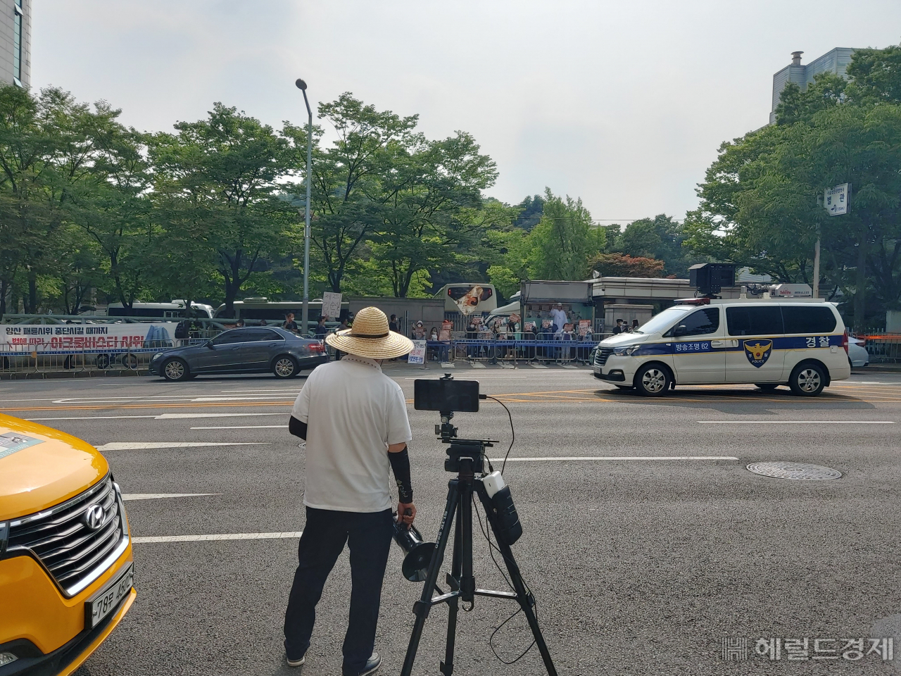 지난 20일 윤석열 대통령 부부가 거주하는 서울 서초구 아크로비스타 인근 대로에서 서울의소리 측이 집회를 열고 있다. 김희량 기자