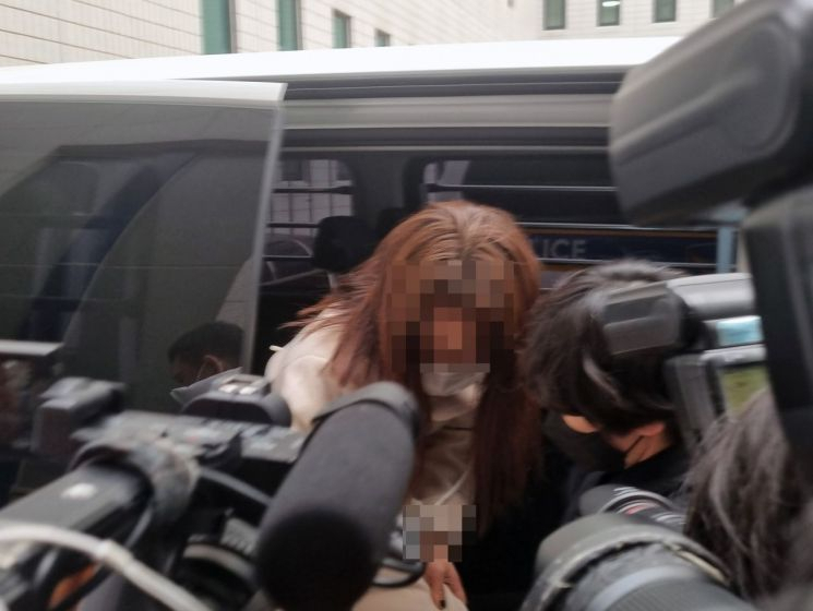9호선 휴대전화 폭행 사건으로 구속된 20대 여성이 지난 3월 30일 오전 서울 강서경찰서 호송차에서 내리고 있다. [연합]