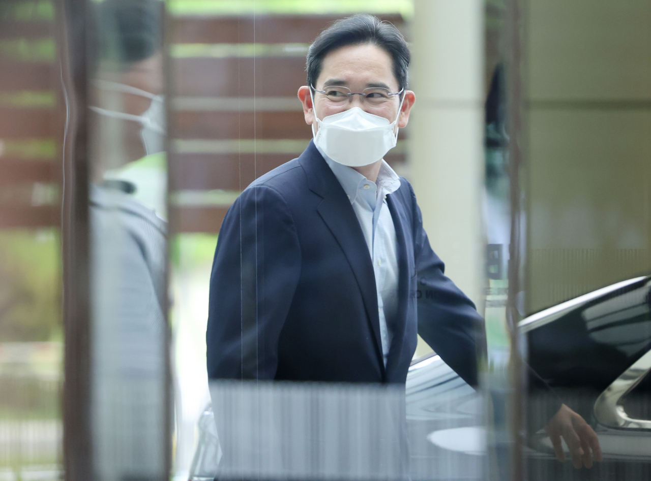 이재용 삼성전자 부회장이 지난 18일 유럽 출장을 마치고 김포공항을 통해 귀국하고 있다. [연합]