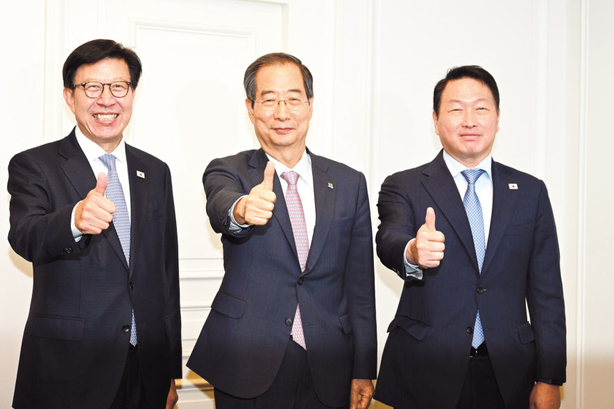 한덕수(가운데) 국무총리와 최태원(오른쪽) 대한상공회의소 회장, 박형준 부산시장이 20일(현지시간) 프랑스 파리 인터콘티넨탈 호텔에서 2030 부산세계박람회(엑스포) 유치를 위해 민관이 원팀으로 힘을 모으기로 포즈를 취하고 있다. [국무총리실 제공]