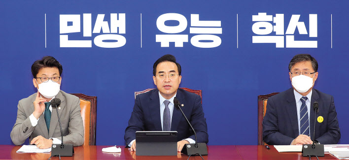 더불어민주당 박홍근 원내대표가 21일 오전 국회에서 열린 원내대책회의에서 모두발언하고 있다. [연합]
