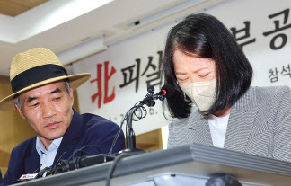 2020년 9월 북한군이 피살한 해수부 어업지도원의 배우자가 17일 서울 서초구 서울지방변호사회 변호사회관에서 이른바 ‘서해 공무원 피살 사건’ 관련 기자회견에서 사망한 공무원의 아들이 윤석열 대통령에게 쓴 편지를 대독하던 중 눈물을 흘리고 있다. 왼쪽은 사망한 공무원의 형 이래진 씨. [연합]