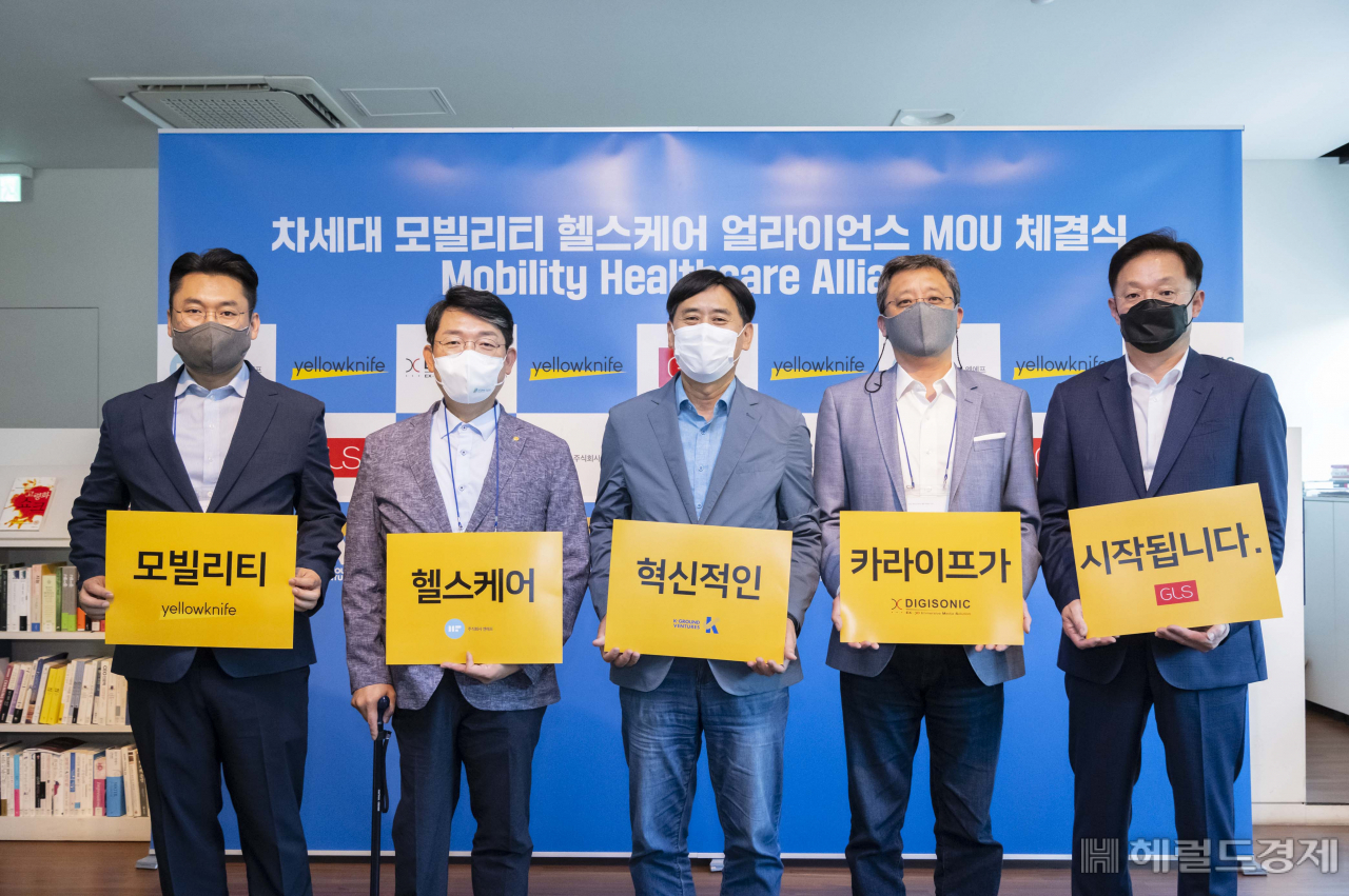 옐로나이프 이한성 대표와 엔에프 이상곤 대표, 케이그라운드벤처스 조남훈 대표, 디지소닉 박성욱 부사장, 지앨에스 이광재 부사장(왼쪽부터) 사진제공=옐로나이프